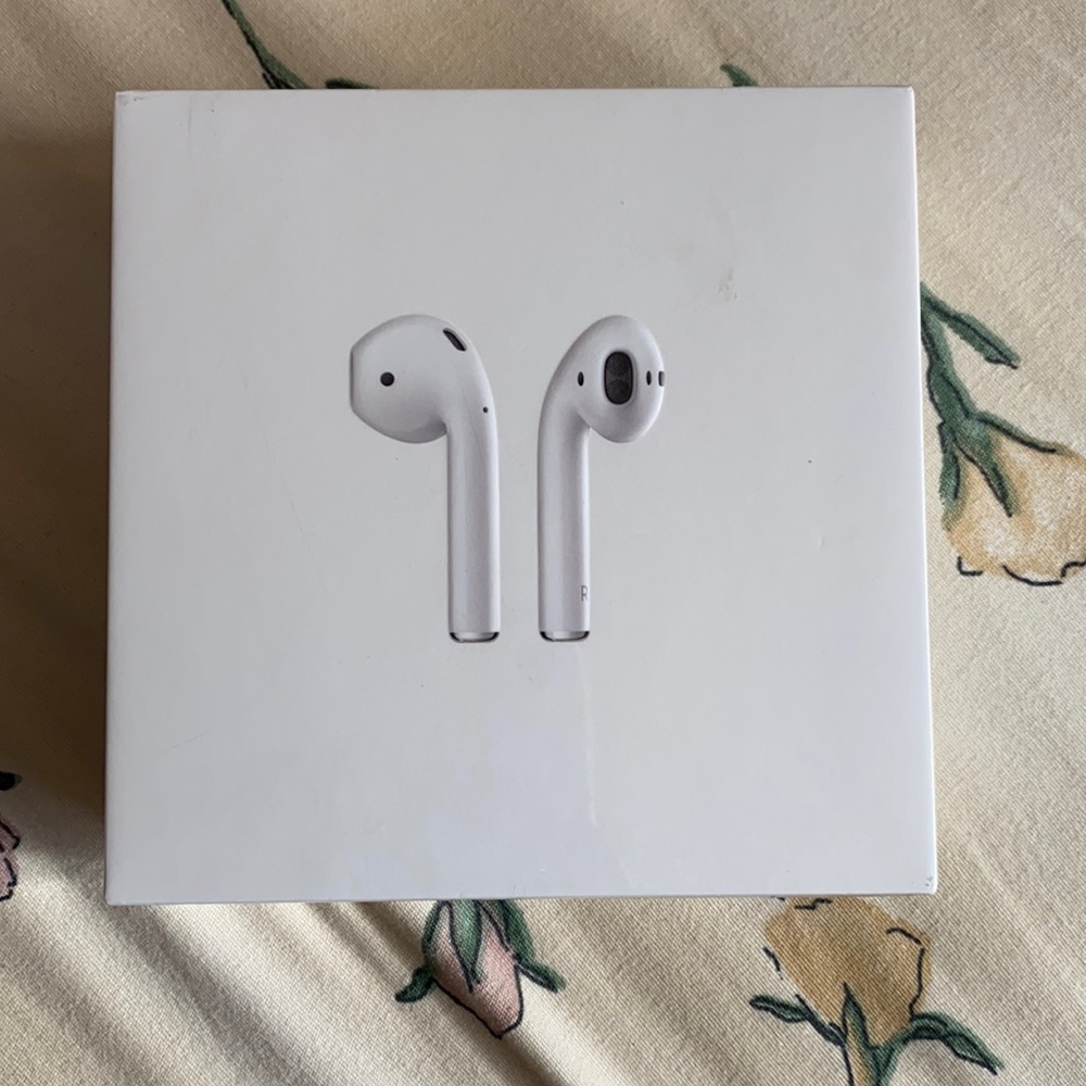 Apple airpods 2nd gen with charging case